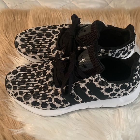 ADIDAS WOMAN BLACK AND WHITE SNEAKER. - Picture 4 of 5